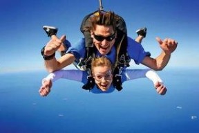 娱乐吃瓜酱跳伞视频下载,高清视频瞬间走红网络